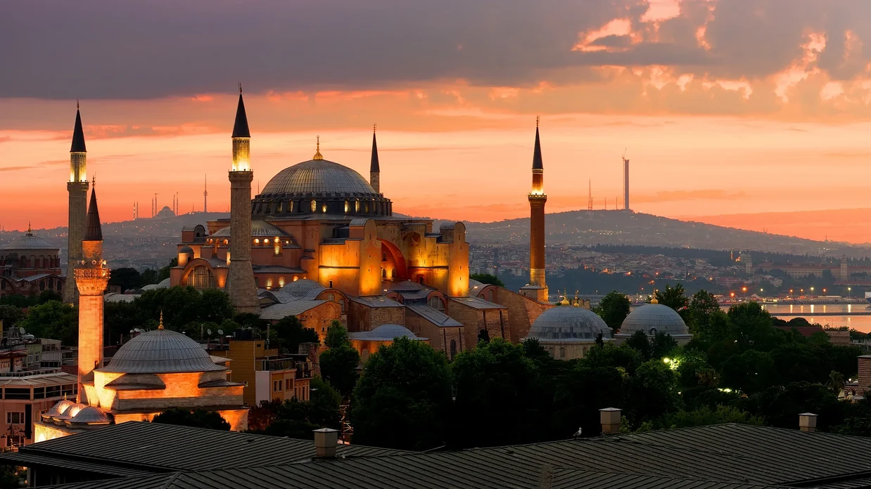 Chrám Hagia Sofia při západu slunce, ostrý až do krajů